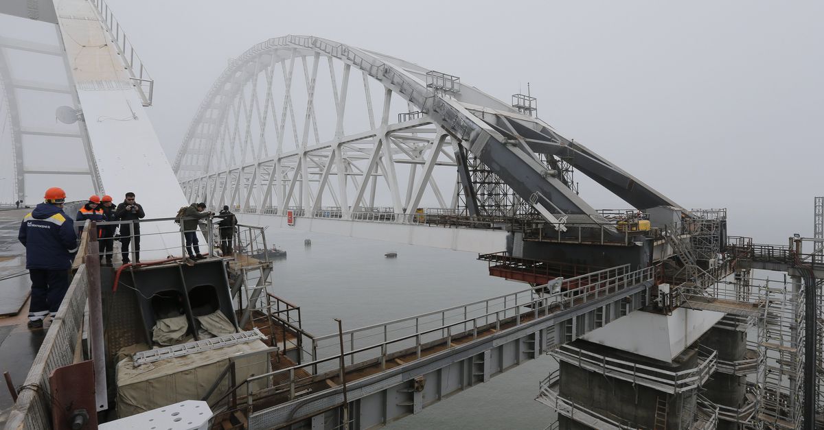 Крымский мост остается оранжевым, несмотря на заграждения