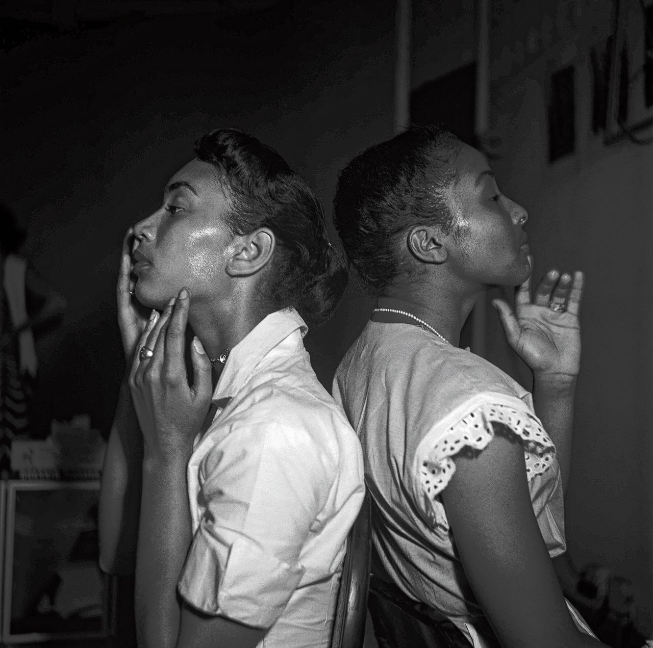 New York, 1950: Zwarte fotomodellen kort voor hun optreden in Harlem.