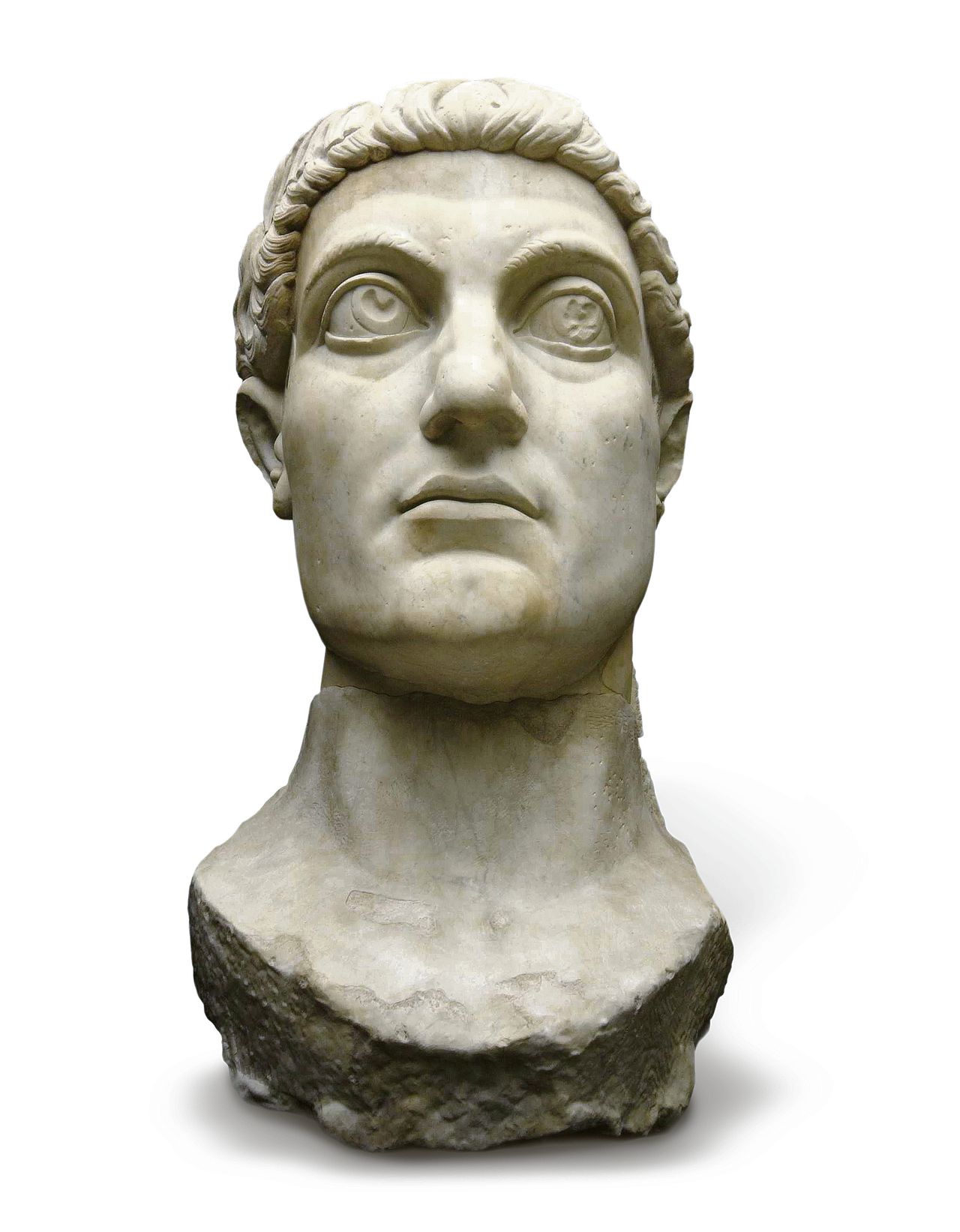 Kopie van een kolossaal marmeren beeld van het hoofd van keizer Constantijn. Het origineel dateert uit 312-15, de kopie uit 2005. De hoogte van het beeld is 2,97 meter.