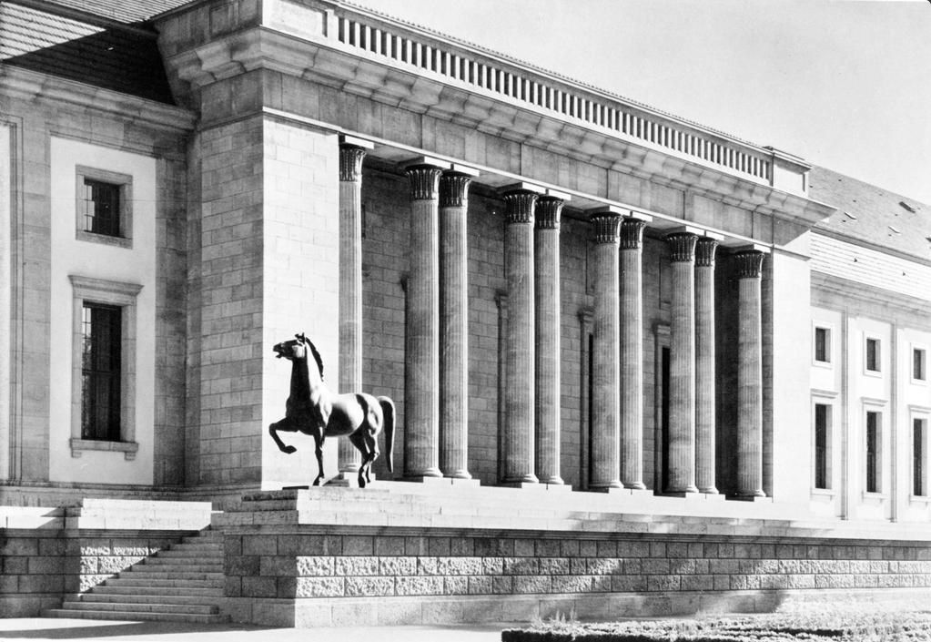 Een model van de Duitse Rijkskanselarij ten tijde van nazi-Duitsland toont de plek waarop een van de teruggevonden bronzen paarden stond.