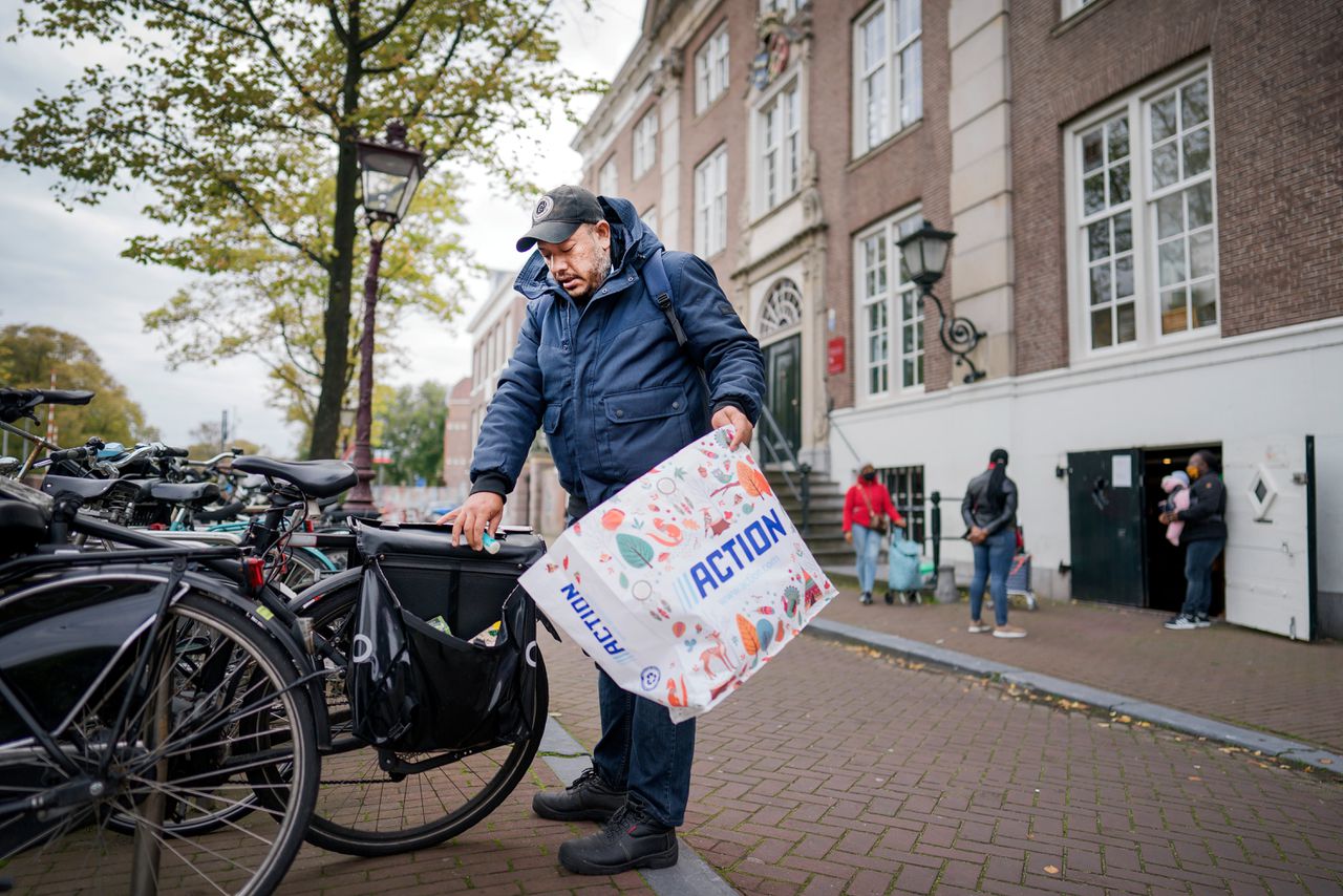 Faisol Iskandar Subroto bij een voedseluitgiftepunt aan de Nieuwe Herengracht. Elke twee weken krijgen daar zo’n 100 mensen, vooral ongedocumenteerden, een tas met eten en andere benodigdheden.