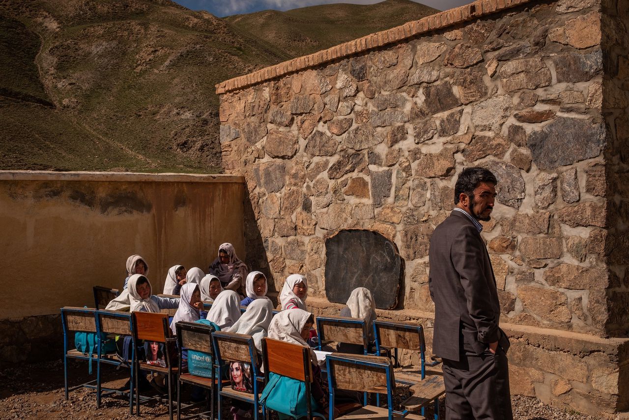 Een lagere school in Yakawlang. De Taliban zouden voortaan landelijk toestaan dat meisjes naar school gaan.