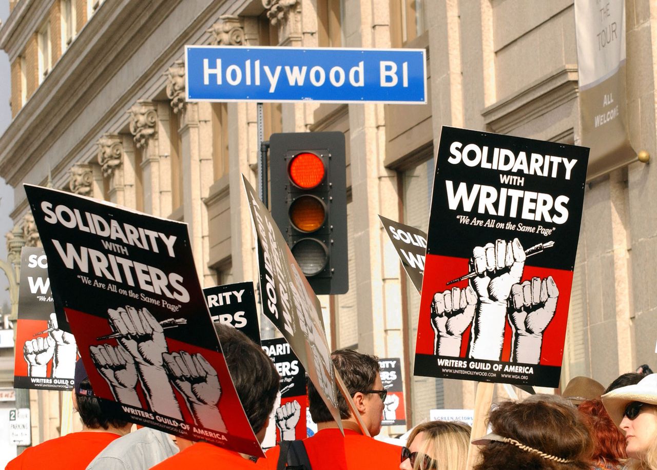 Amerikaanse scenarioschrijvers gaan staken en geven streamingdiensten de schuld 