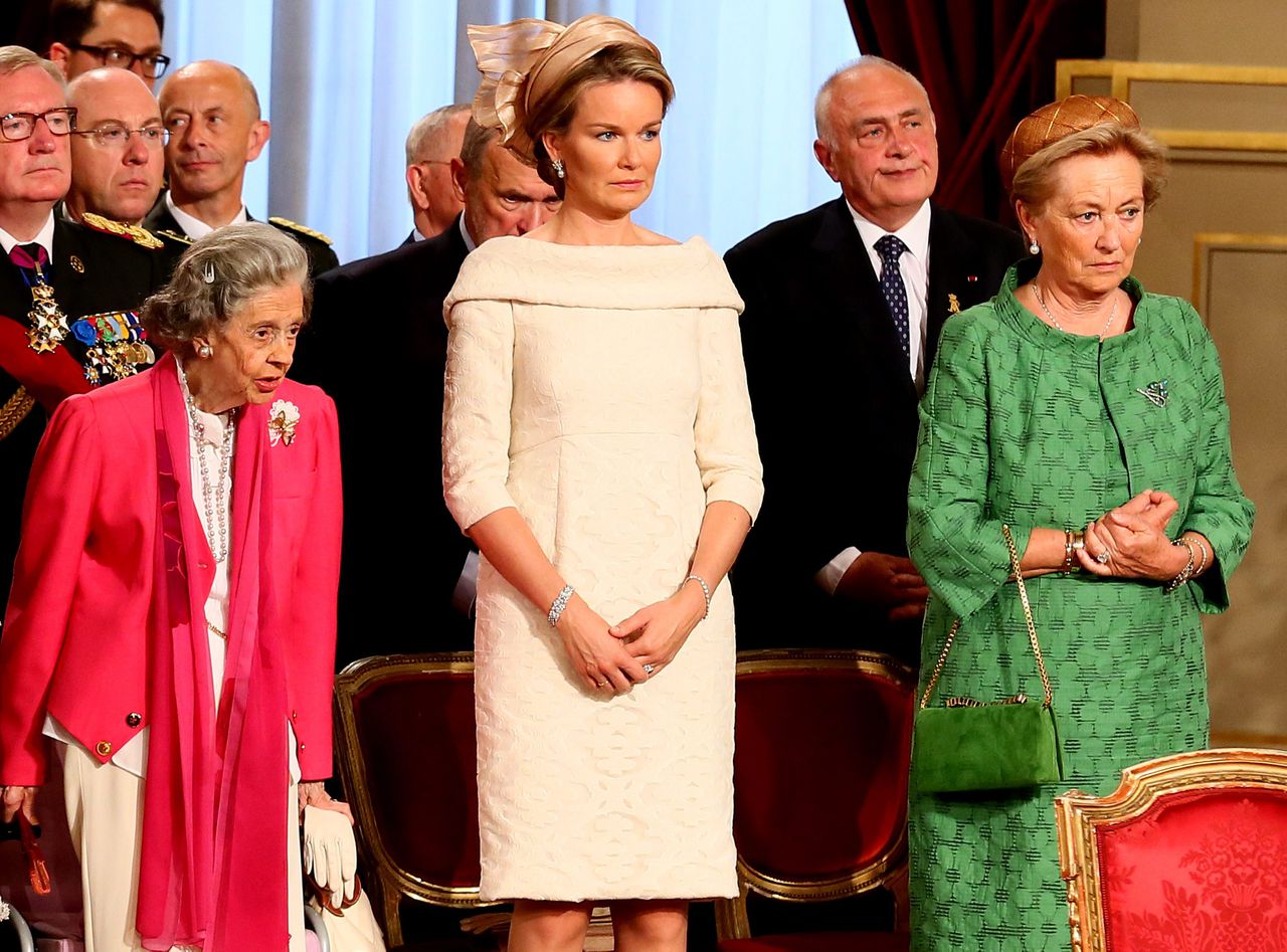 Koningin Fabiola (links), koningin Paola van België (rechts) en prinses Mathilde van België (midden) bij de abdicatieceremonie van koning Albert II van België.