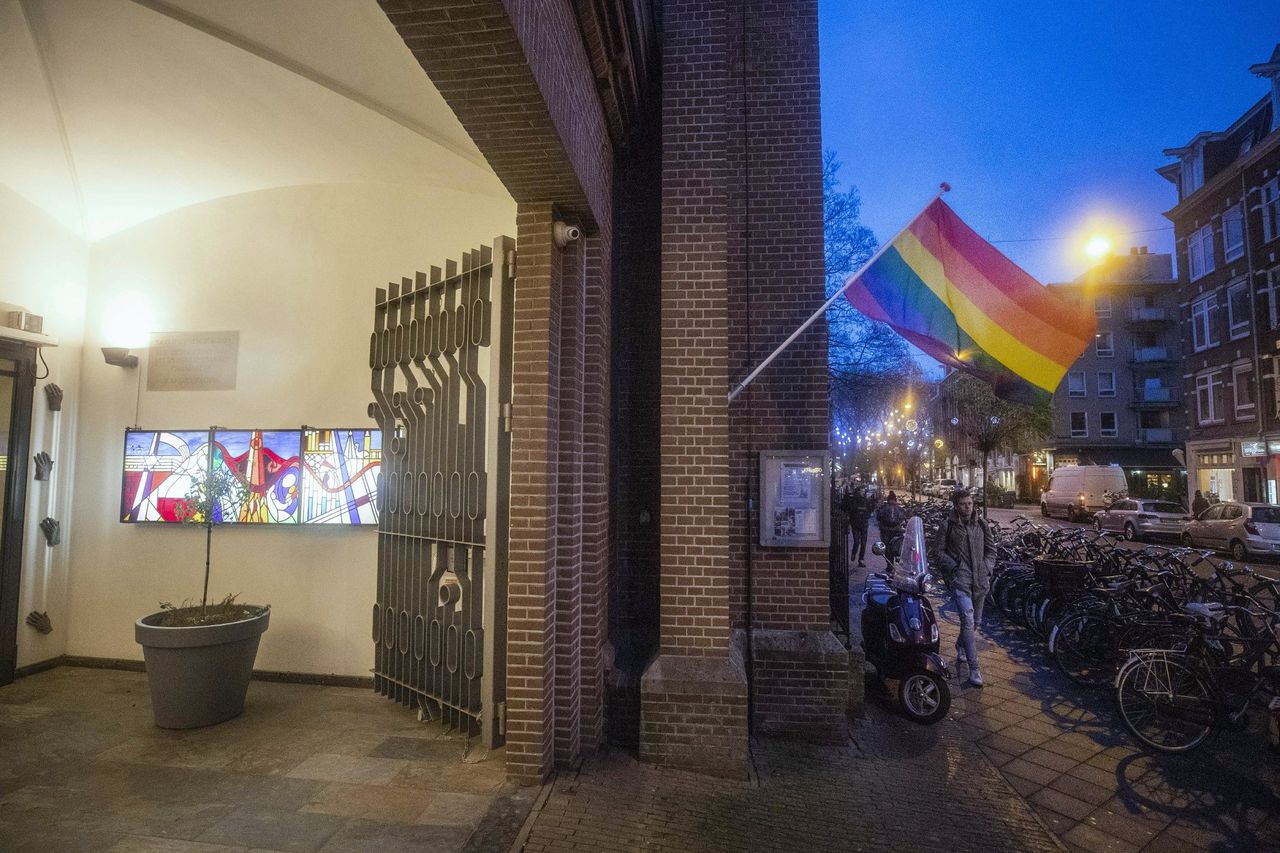 Regenboogvlag bij de Oranjekerk in Amsterdam als statement tegen de Nashville-verklaring Jeroen Jumelet/ ANP