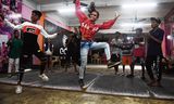 De video van de jonge dansers Mohammad Azajuddin (links) en Jashika Khan ging ‘viral’ op TikTok.