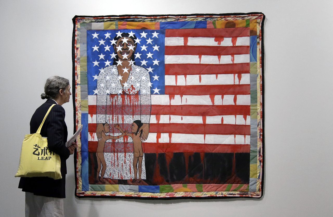 Kunstenaar Faith Ringgold vertelde verhalen over raciale ongelijkheid op kleurrijk gestikte doeken 