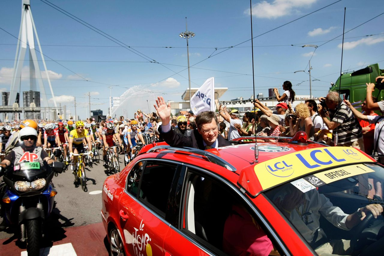 Rotterdam organiseerde in 2010 eerder de Grand Départ. Oud-premier Balkenende zwaait vanuit de auto van de Tourdirecteur naar de menigte.