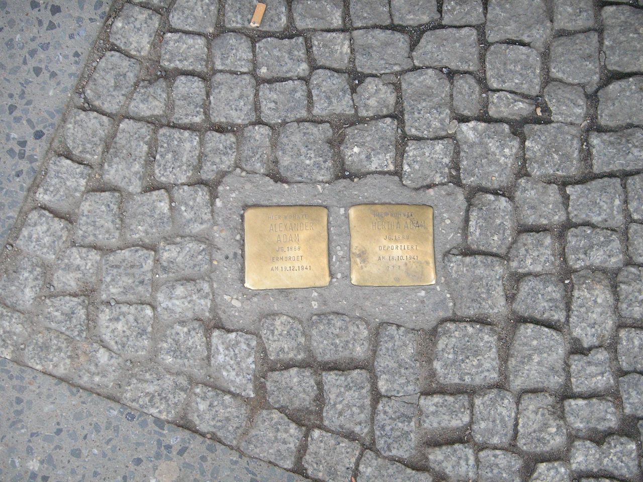 Twee Stolpersteine in de stoep in Berlijn.