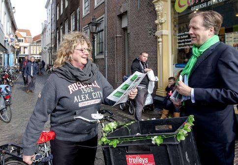 Pechtold flyert op de Garenmarkt in Leiden in aanloop naar de gemeenteraadsverkiezingen.