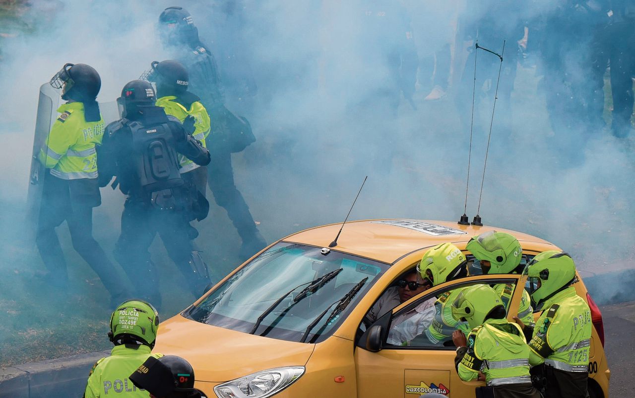 In veel steden levert de komst van Uber conflicten op met bestaande taxi-chauffeurs, zoals onlangs nog tijdens een protestactie in Bogota in Colombia.