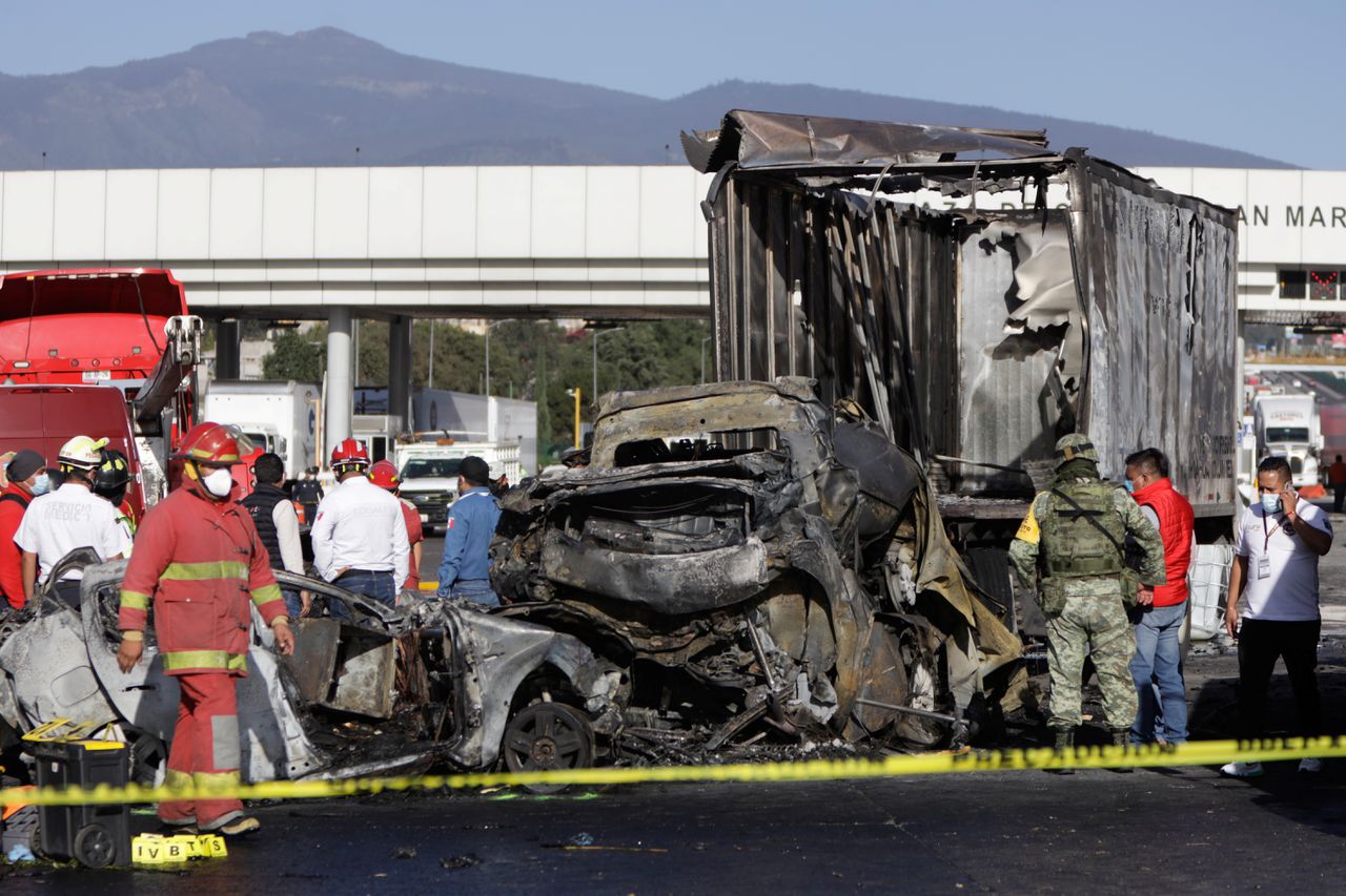 Hulpdiensten zijn ter plaatse na het dodelijke ongeluk bij een tolpoort op een Mexicaanse snelweg.