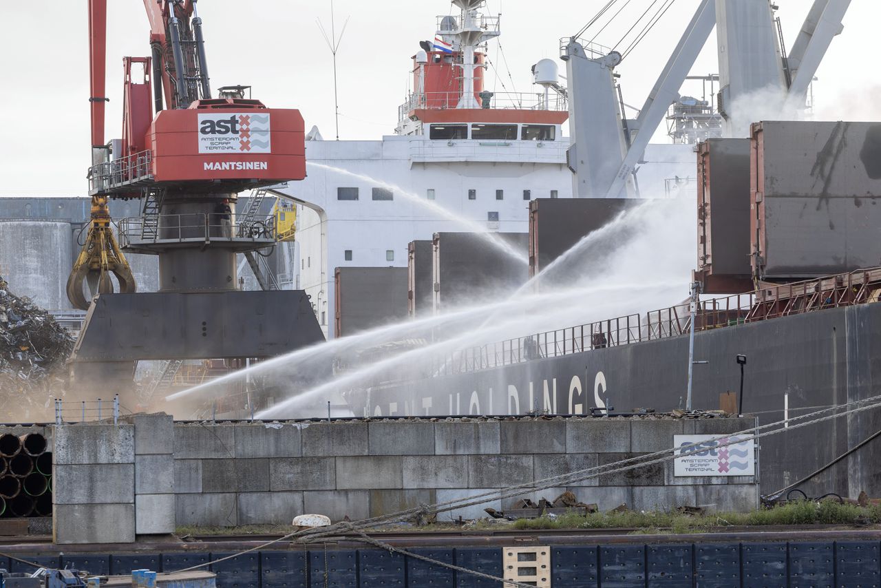 Multiple NL-Alerts due to persistent fire on cargo ship in Amsterdam harbor