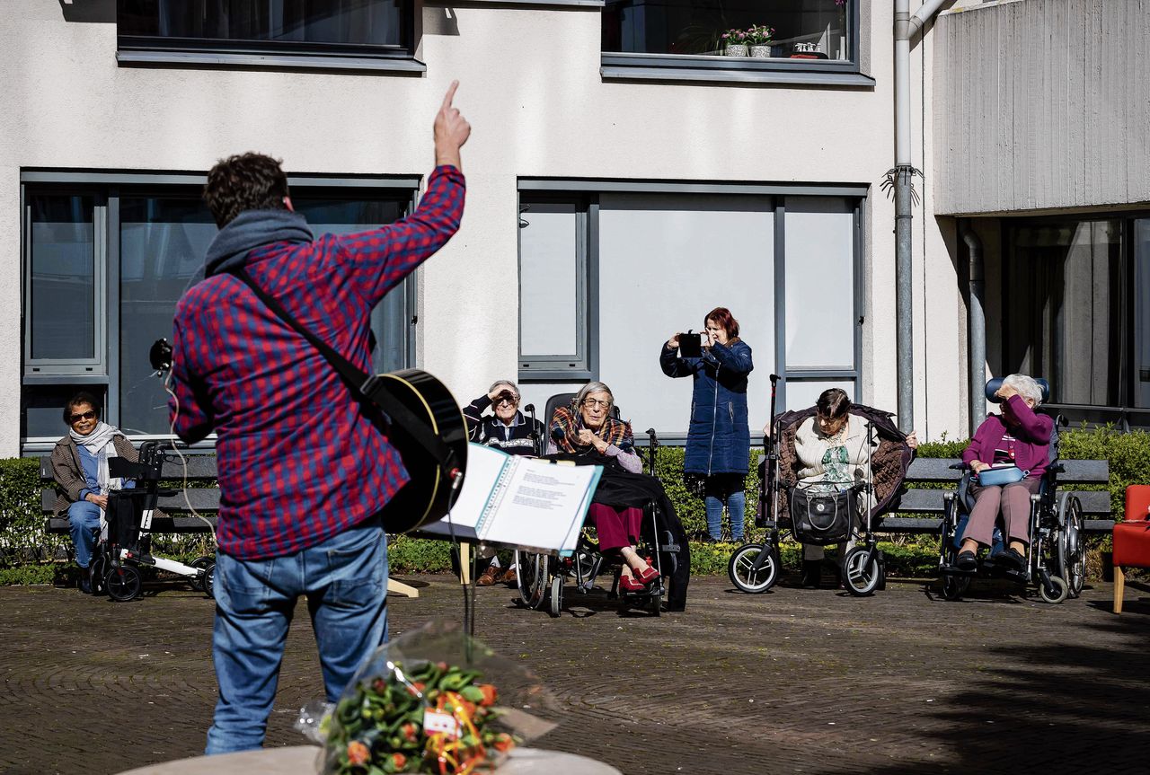 Vrijwilliger en muziekdocent Jeroen Schipper zingt voor de bewoners van woonzorgcentrum ’t Huis aan de Vecht in Utrecht.