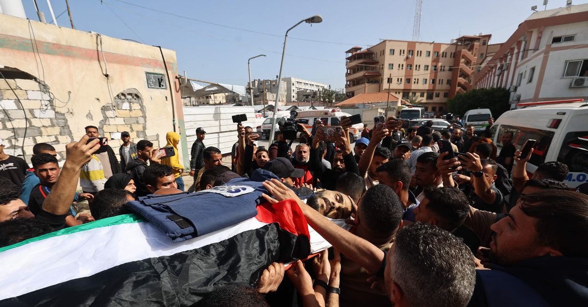 Israël doodt Palestijnse journalist Hassan Eslaih, die met foto’s van gedode baby’s en verwoeste gebouwen groot publiek bereikte