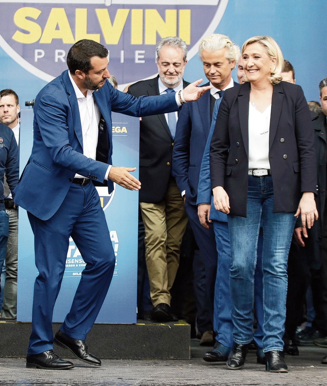 Salvini nodigt Le Pen uit op een bijeenkomst van rechts-nationalisten in Milaan.