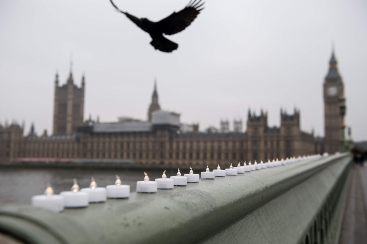 Lichtjes op de Westminster Bridge ter nagedachtenis aan de slachtoffers.