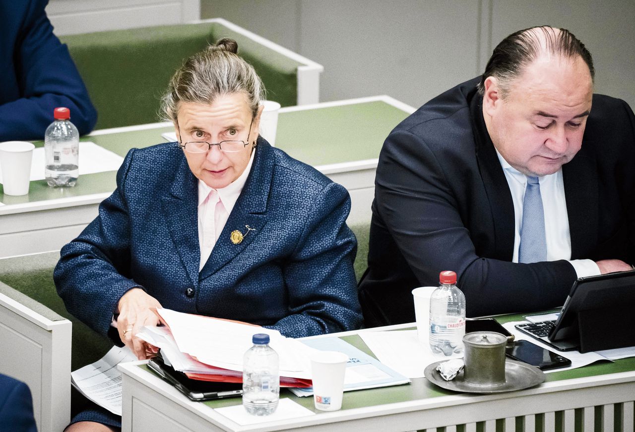 PVV-fractievoorzitter Marjolein Faber, werd het woord ontnomen. Rechts Henk Otten (Groep Otten).