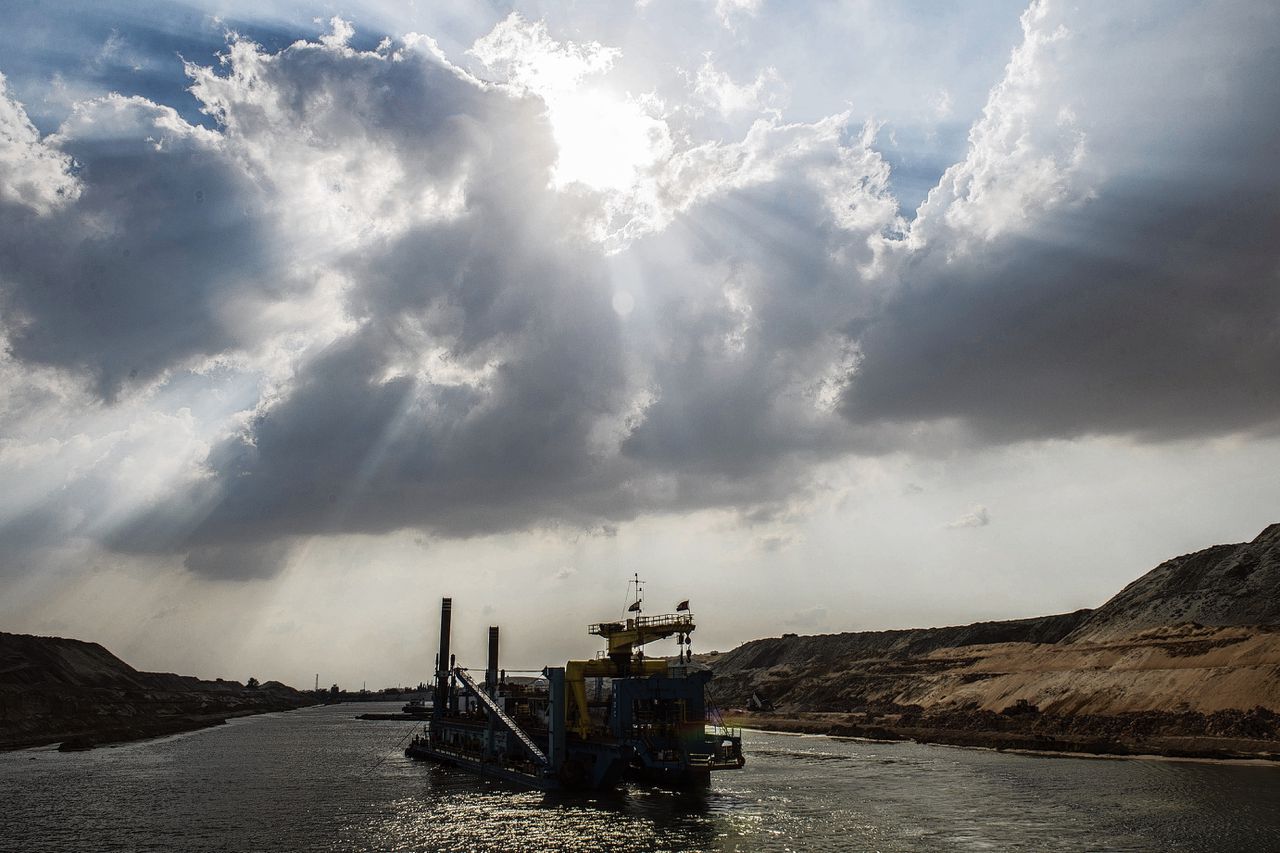 Baggerwerkzaamheden in het Suezkanaal. Baggeraars Van Oord en Boskalis sloten een kredietverzekering voor hun werk aan de verbreding van het kanaal.