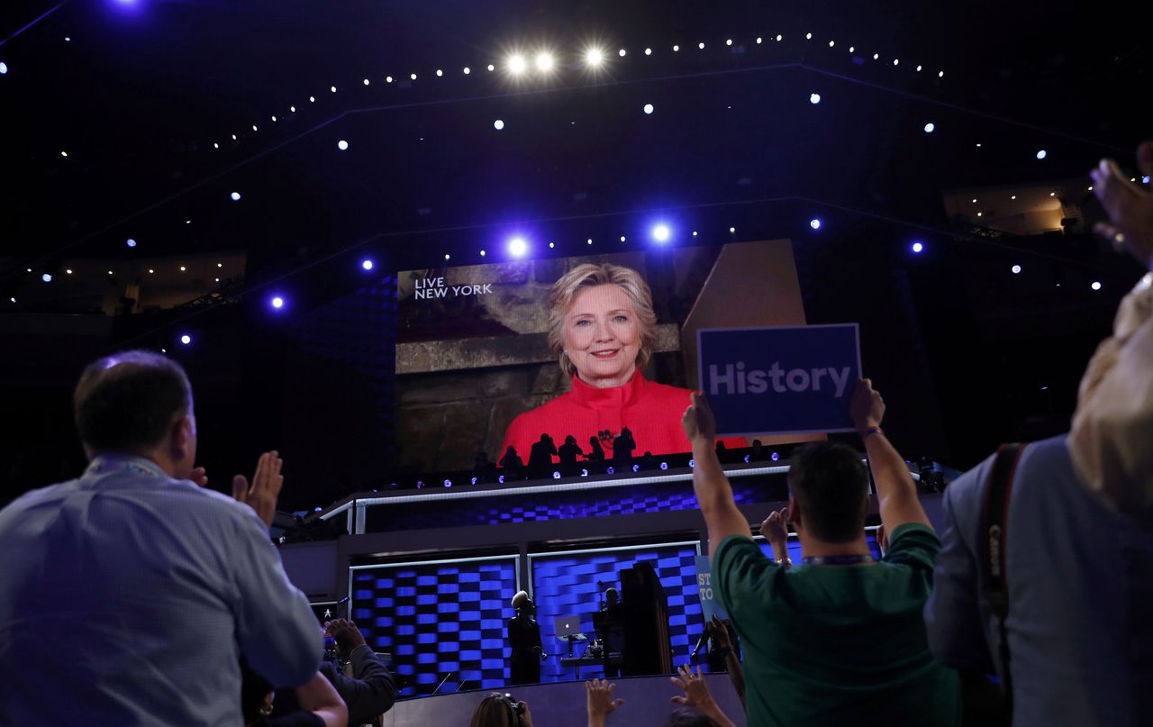 Hillary Clinton ontving de Democratische presidentsnominatie via een videoverbinding.