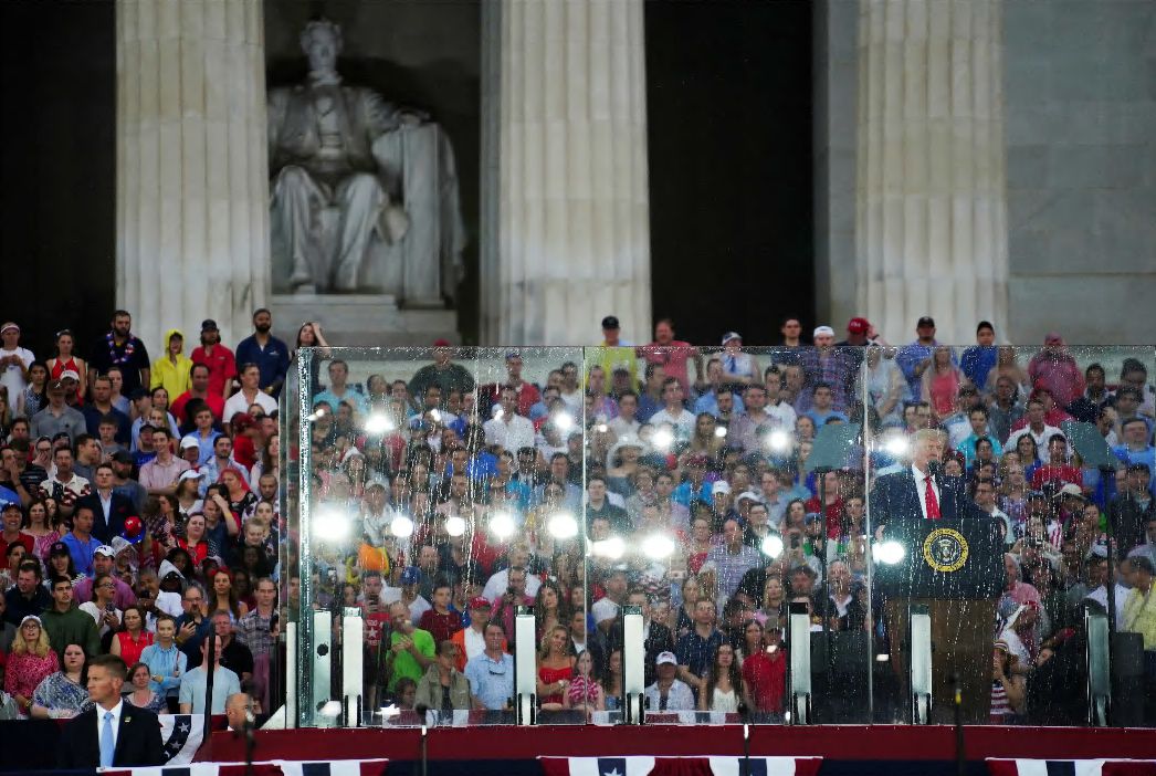 Trump tijdens zijn speech bij het Lincoln Memorial.