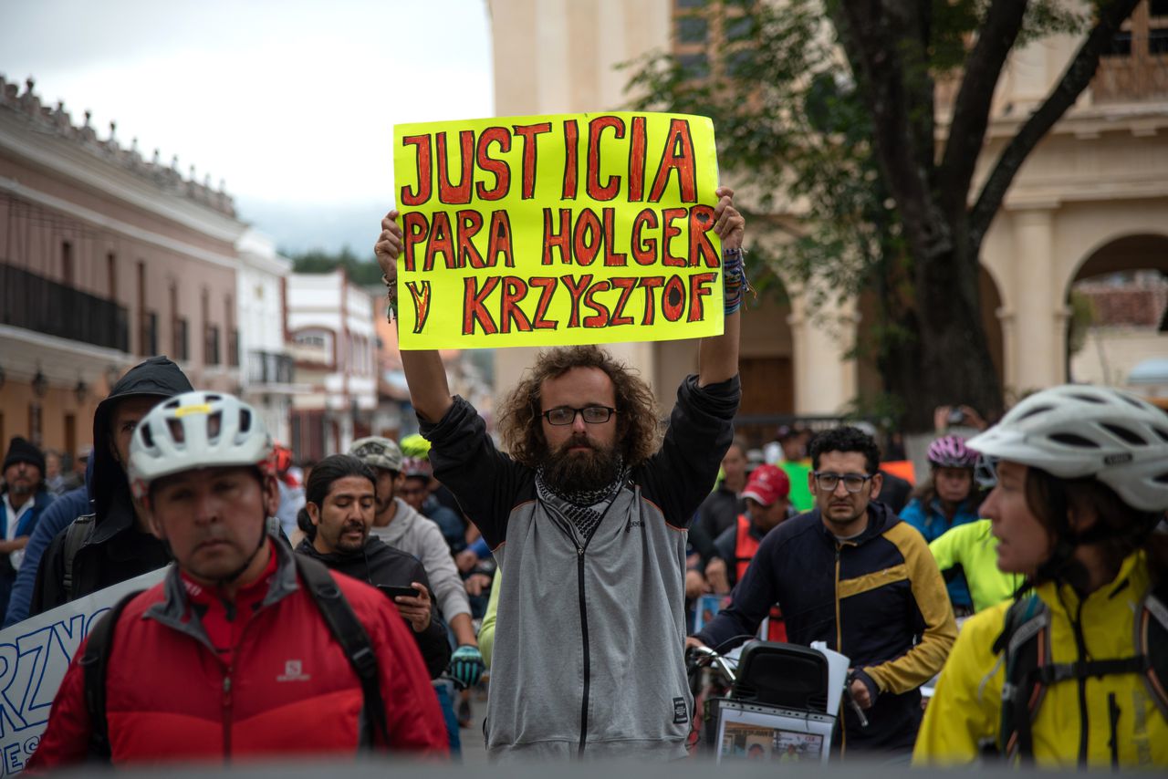 Vrienden van de Duitse en Poolse fietstoeristen protesteren op een plein in San Cristóbal de las Casas.