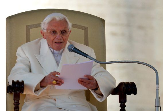 Paus Benedictus XVI houdt zijn laatste toespraak tijdens zijn wekelijkse audiëntie op het Sint-Pietersplein in het Vaticaan.