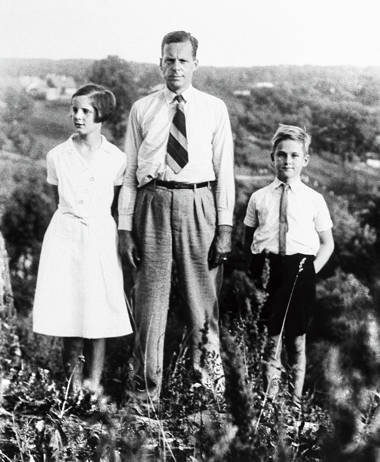 Jan Zwartendijk met zijn dochter Edith en zoon Jan in Kaunas, 1940