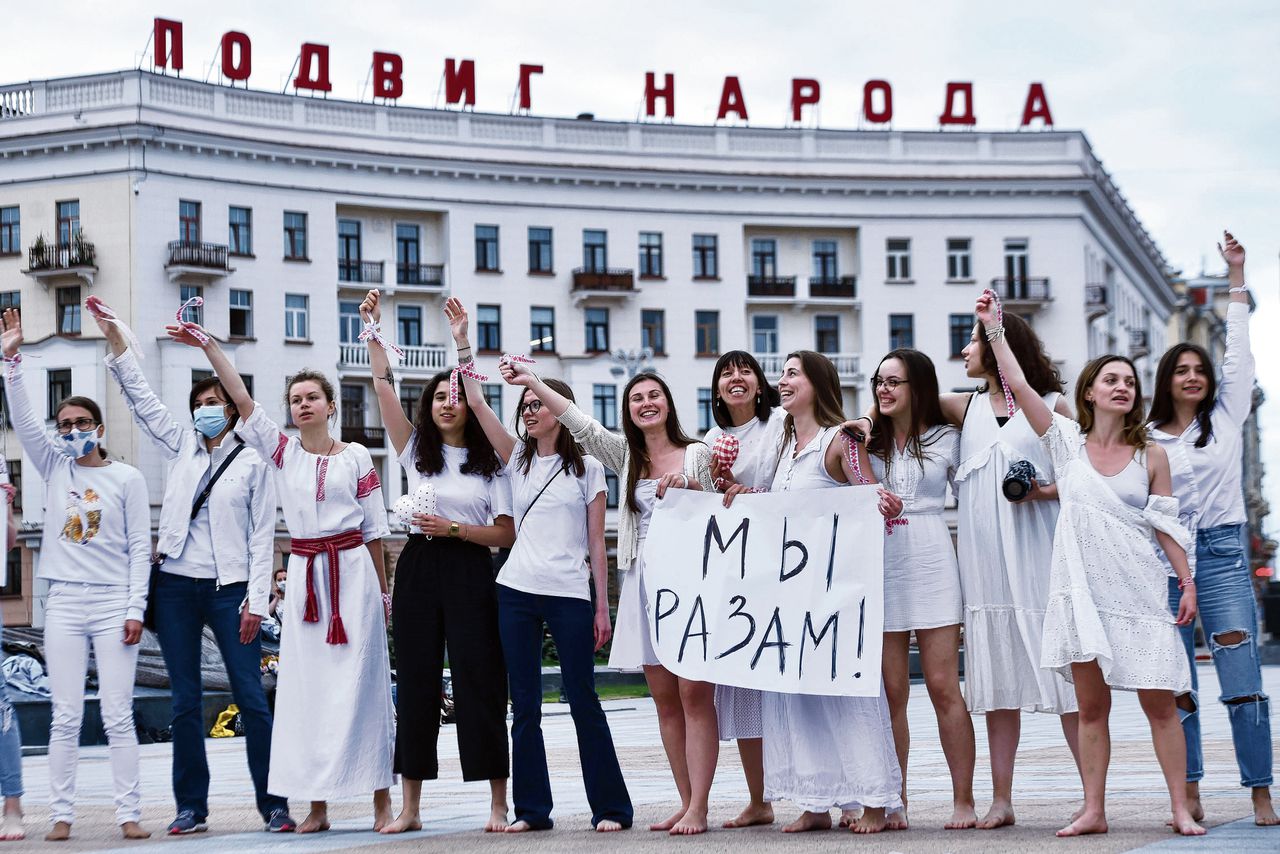 Vrouwen in het wit en op blote voeten demonstreren in Minsk.