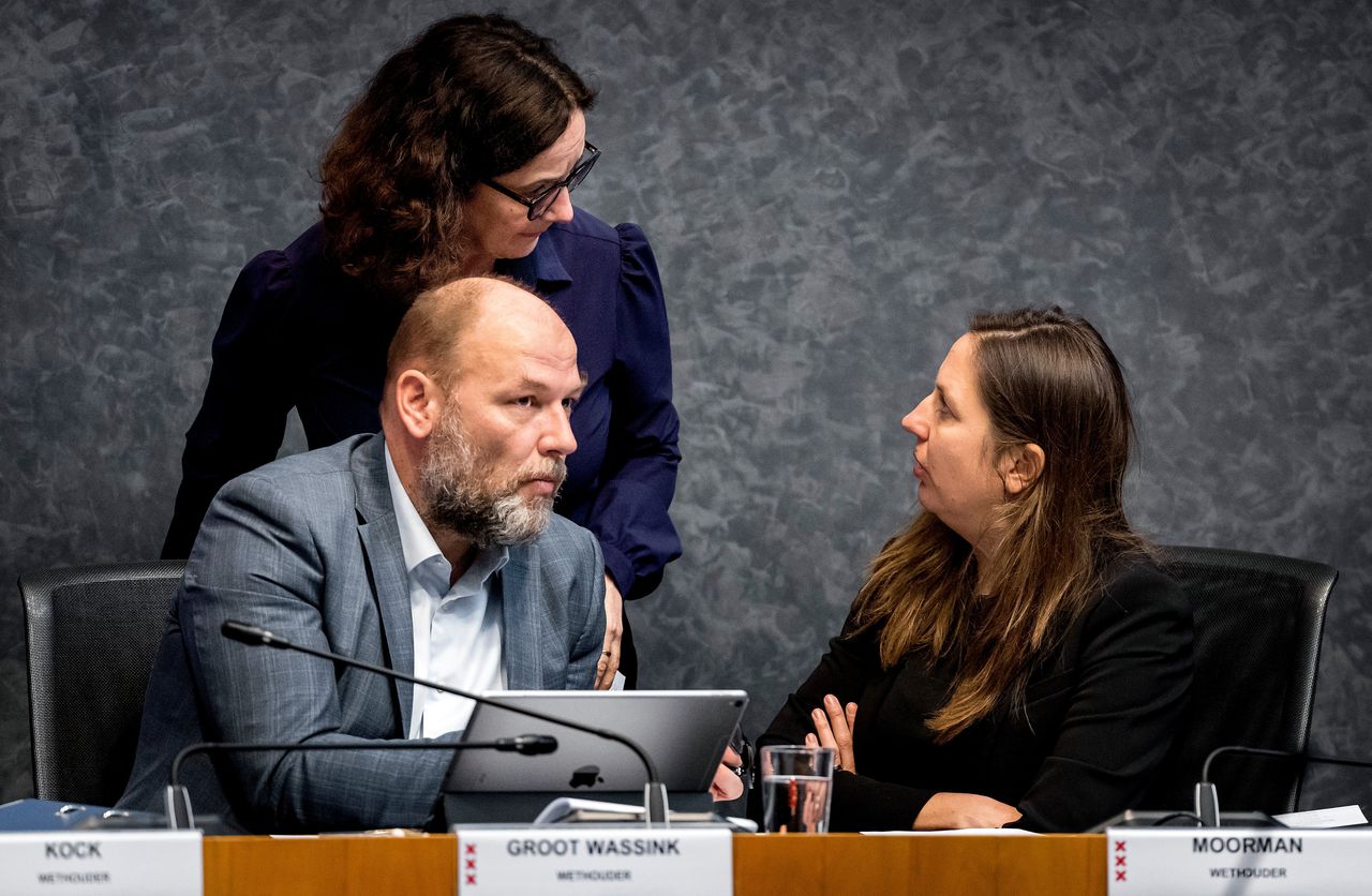 Debat in de gemeenteraad over het Haga Lyceum in 2019, rechts Marjolein Moorman (wethouder Onderwijs, PvdA), achter Rutger Groot Wassink burgemeester Femke Halsema.