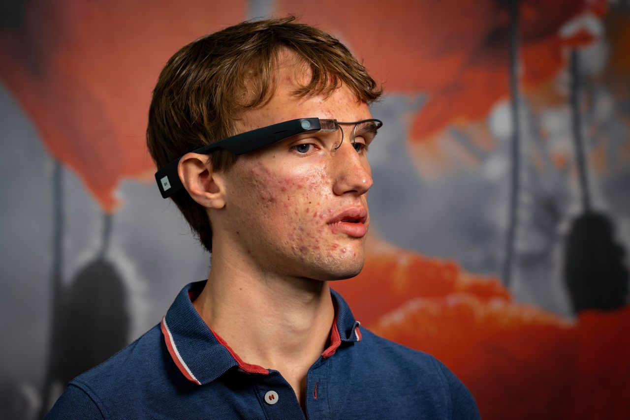 Jesse Wienholts (20) is blind, maar kan dankzij allerlei speciale apps en functionaliteiten goed overweg met een smartphone en sinds kort test hij een ‘slimme’ bril.
