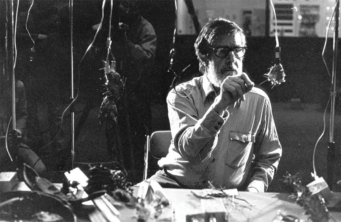 John Cage in 1975 tijdens een uitvoering van ‘Child of Tree’