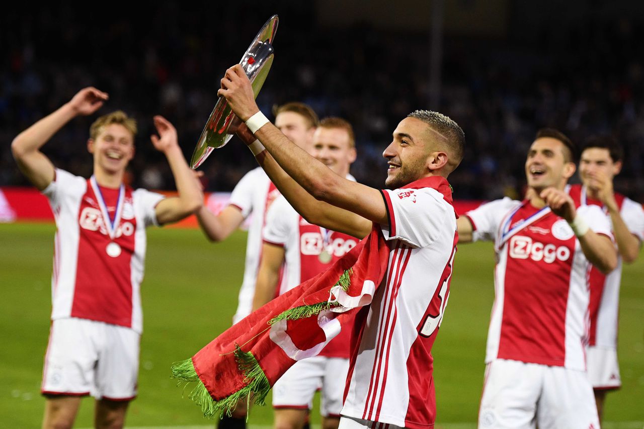 Hakim Ziyech van Ajax met de schaal. Ajax is kampioen van de eredivisie geworden.