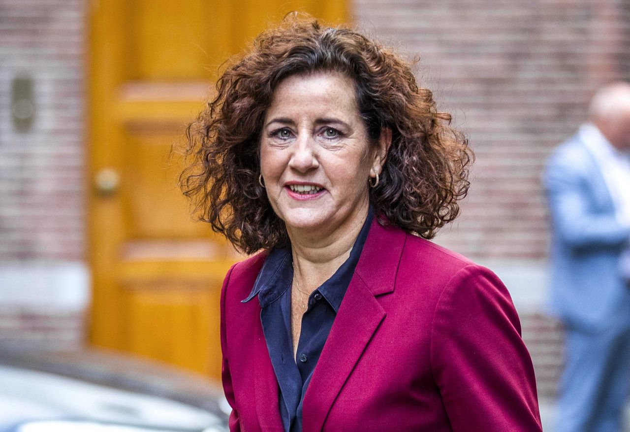 Ingrid van Engelshoven, minister van Onderwijs, Cultuur en Wetenschappen, op het Binnenhof.