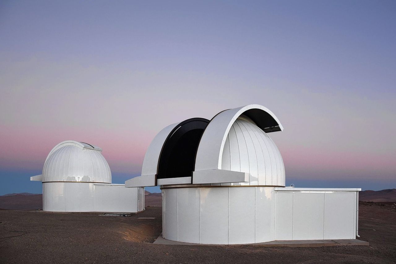 Twee van de vier koepels die samen het SPECULOOS-observatorium in Chili vormen: de Search for habitable Planets EClipsing ULtra-cOOl Stars. Foto ESO / SPECULOOS