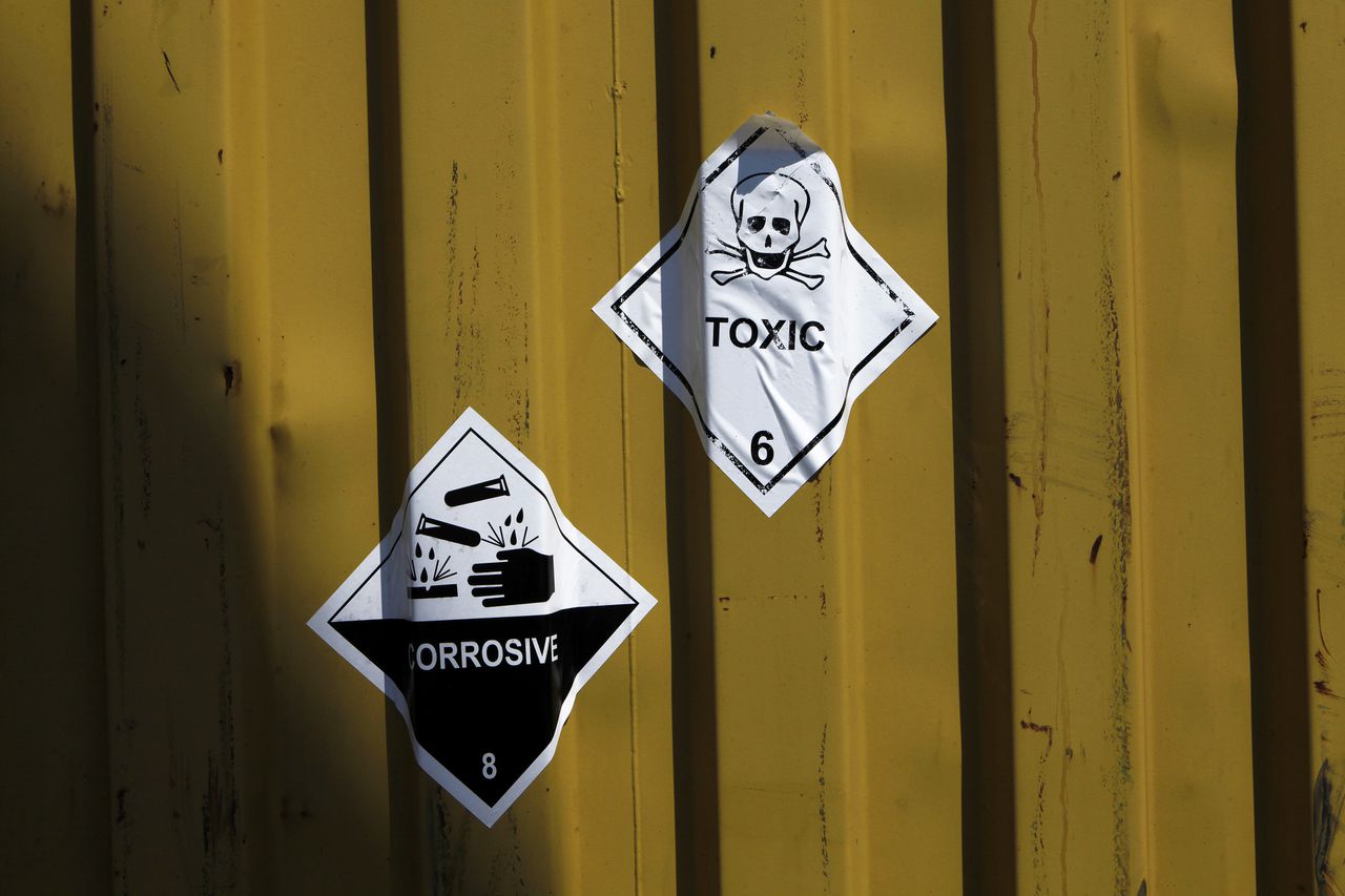 Waarschuwingen op een container op een Deens schip dat vorig jaar voorraden chemische wapens van het Syrische regime afvoerde.