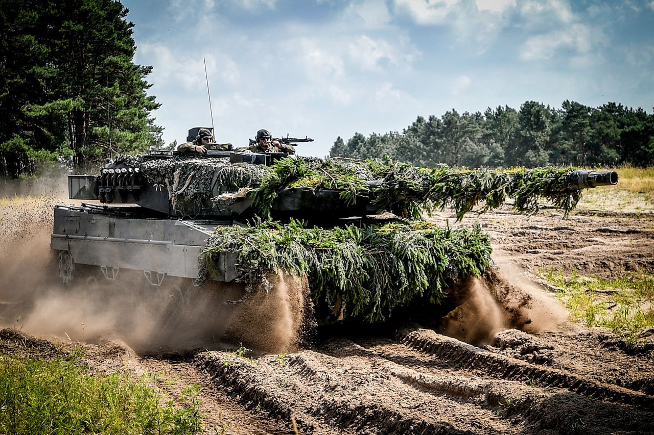 Duitse militairen tijdens een oefening met een Leopard 2-tank in Augustdorf in augustus 2021.