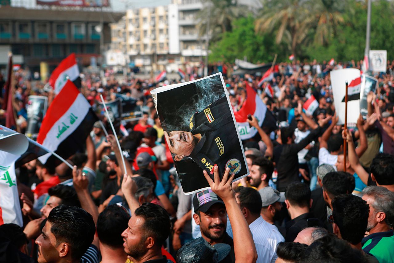 Demonstranten dinsdag in het centrum van Bagdad. Een demonstrant houdt een foto van ex-generaal Abdul-Wahab al-Saadi vast. In april werd hij uit zijn functie gezet door premier Abdul Mahdi.
