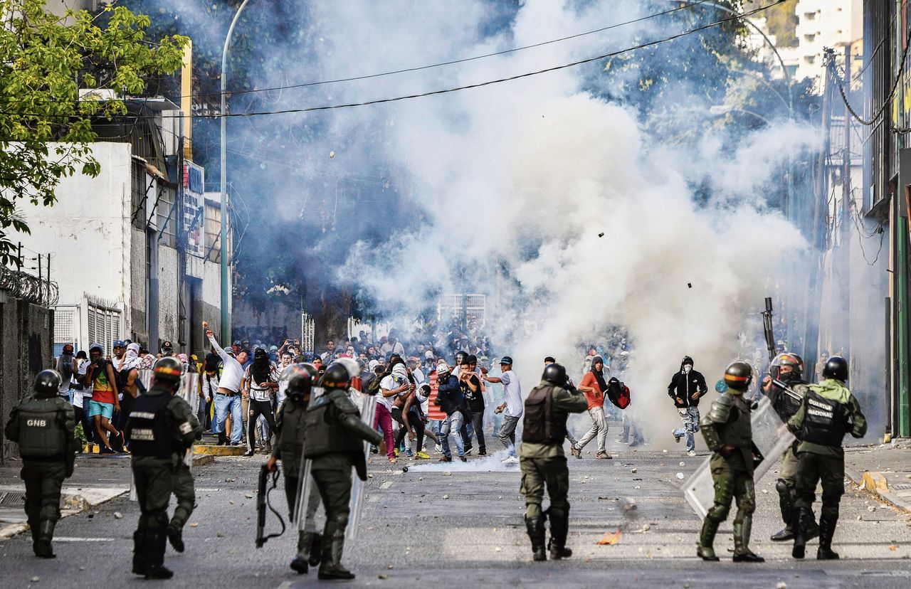 Oproerpolitie raakt in Caracas hard slaags met betogers. In vier dagen zijn volgens onafhankelijke waarnemers meer dan twintig doden gevallen.