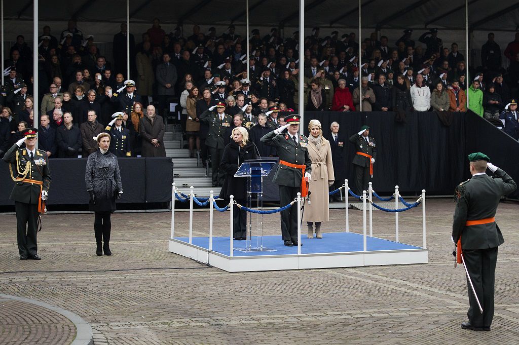 Minister Jeanine Hennis-Plasschaert van Defensie, koning Willem-Alexander en koningin Maxima tijdens de ceremonie op het Binnenhof voor oud-commando Gijs Tuinma, die in december 2014 de Militaire Willems-Orde kreeg uitgereikt.