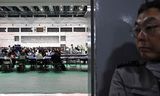 Een politieman staat op wacht bij de ingang van een zaal waar stembiljetten worden geteld na de parlementsverkiezingen in Zuid-Korea, woensdag in Seoul. 