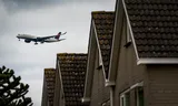 Een vliegtuig dat gaat landen op Schiphol vliegt over het dorp Zwanenburg.