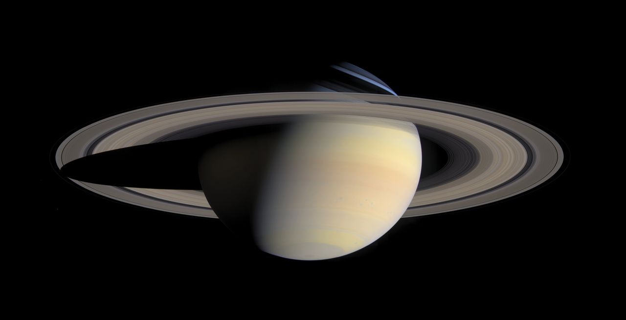 Saturnus, in 2004 gefotografeerd door ruimtesonde Cassini.