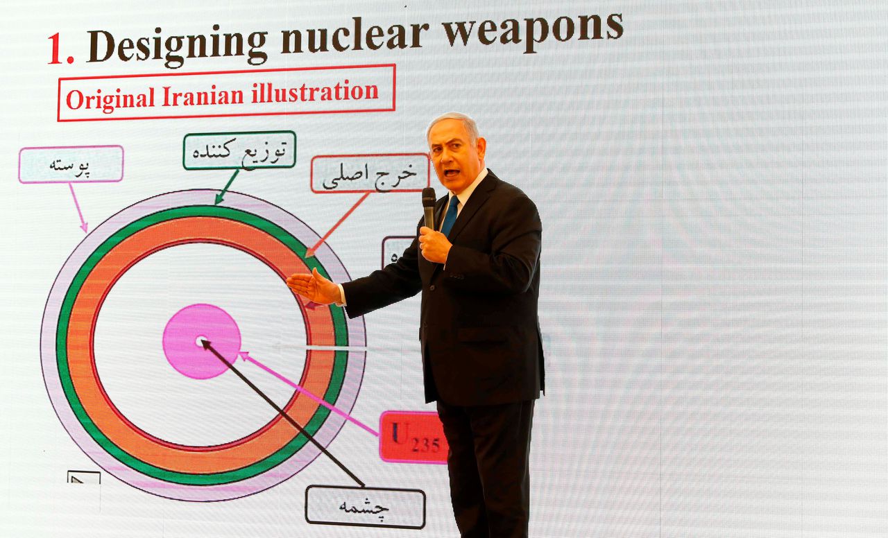 De Israëlische premier Benjamin Netanyahu toont dossiermappen en video’s die het nucleaire wapenprogramma van Israëls aartsvijand Iran zouden aantonen.