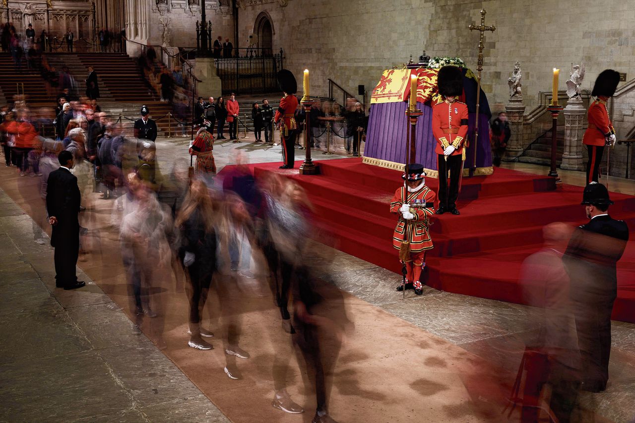 De wake bij de kist van koningin Elizabeth in Westminster Hall in Londen.