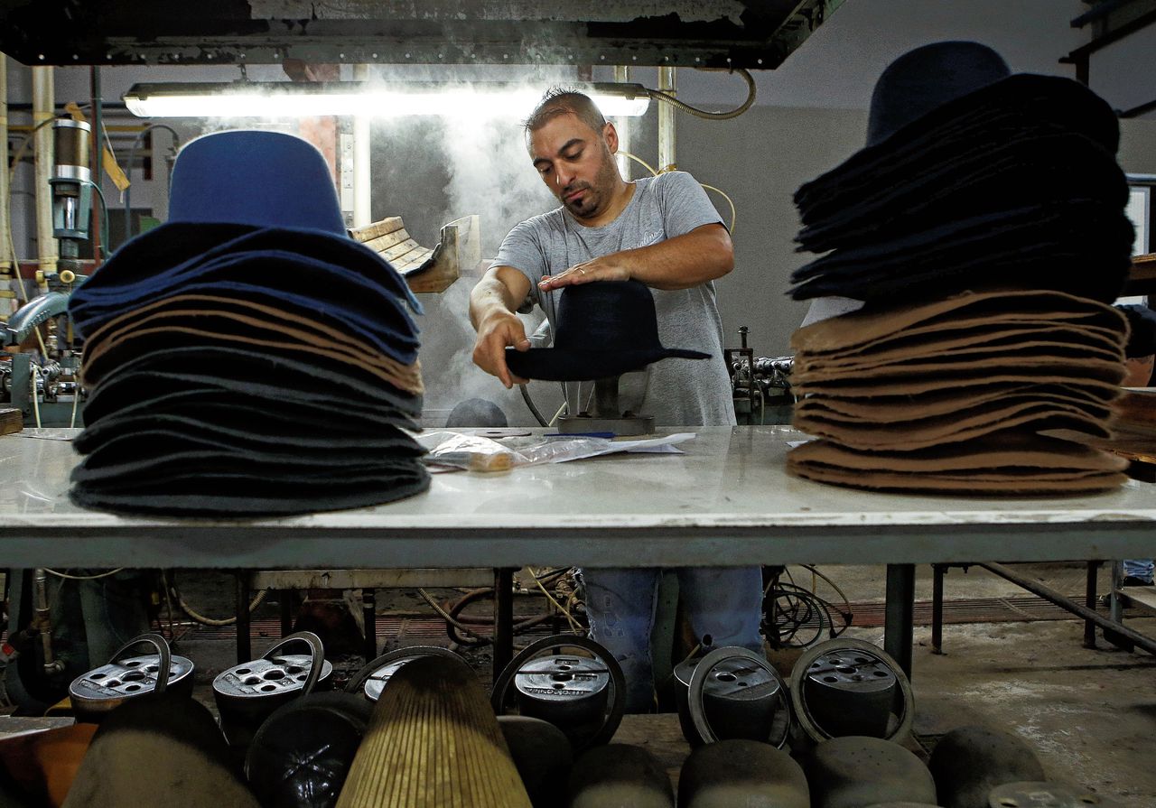 Werknemers van Borsalino in een fabriek in Alessandria, Italië.