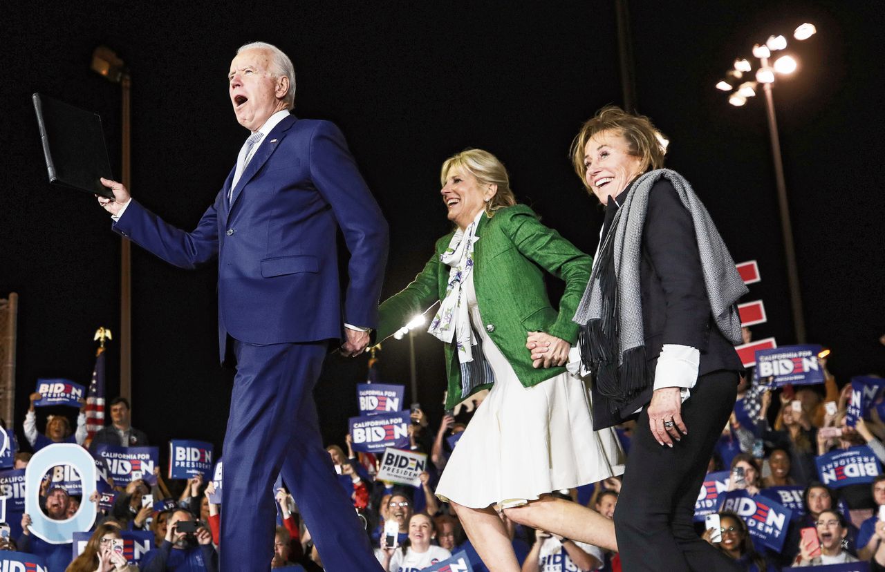 Biden komt met zijn vrouw Jill (midden) en zuster Valerie aan op een campagne-bijeenkomst in Californië, dinsdag.