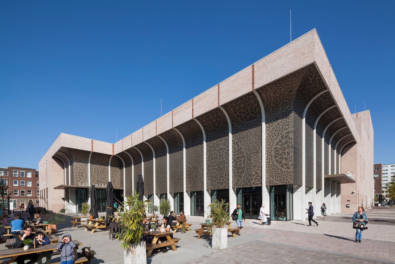 Het Kunstenpand in Rotterdam Zuid met een theater, cultuurcentrum en bibliotheek van De Zwarte Hond architecten.