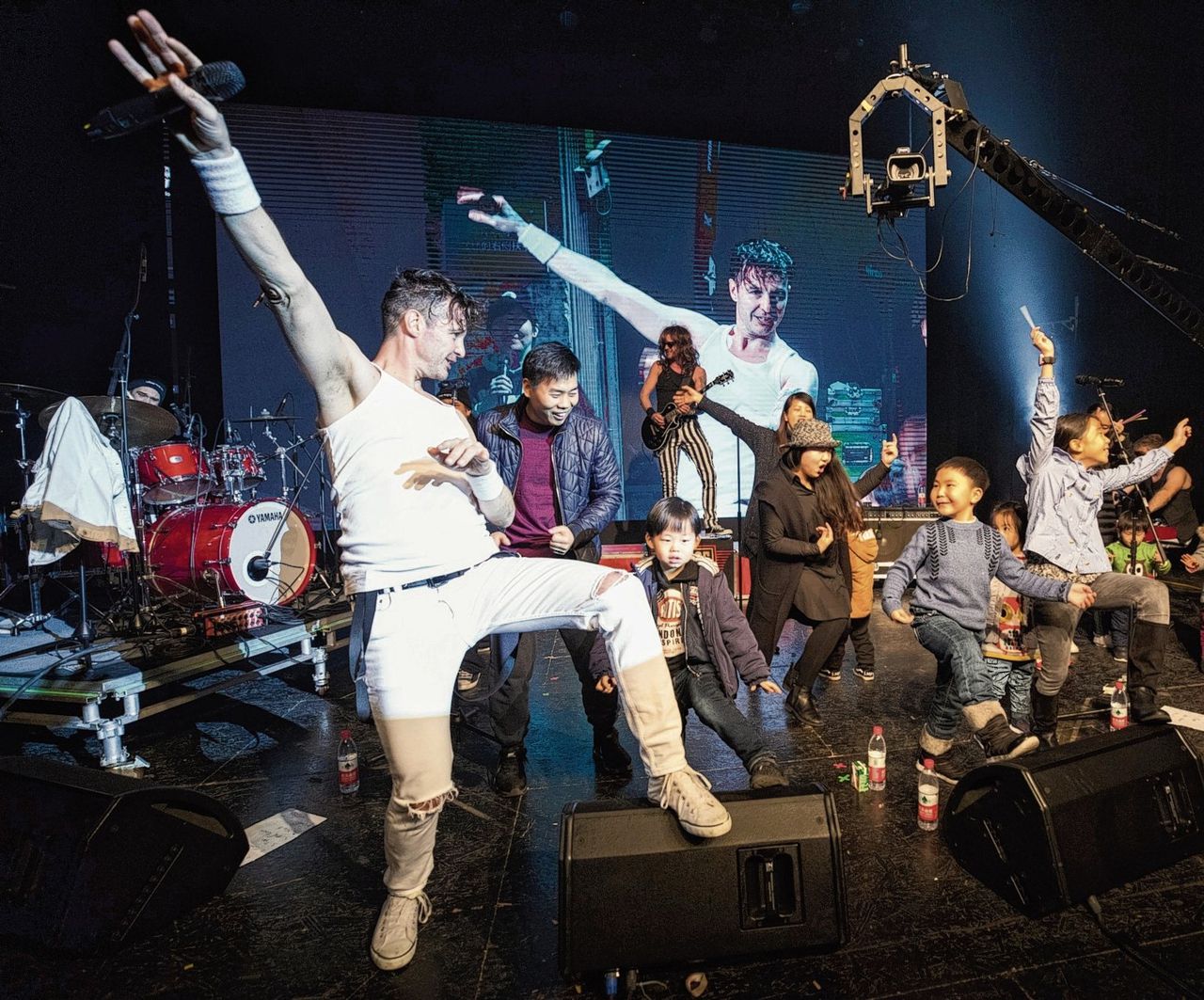 De band Hippe Gasten, met zanger Jon van den Elsen in het wit, tijdens een optreden in de Chinese stad Hangzhou.
