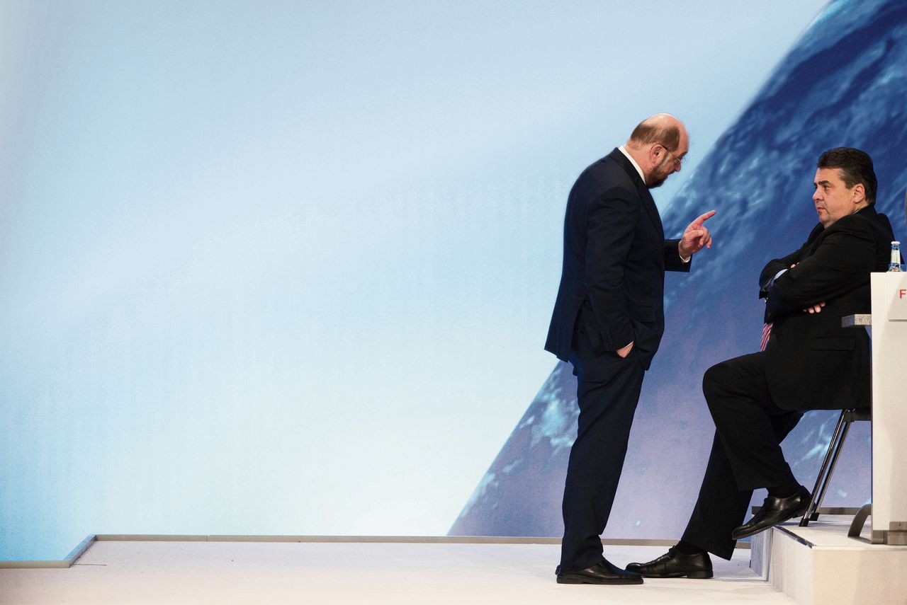 SPD-mastodonten Martin Schulz en Sigmar Gabriel, die deze week ruzie kregen, in 2014 op een congres in Berlijn.